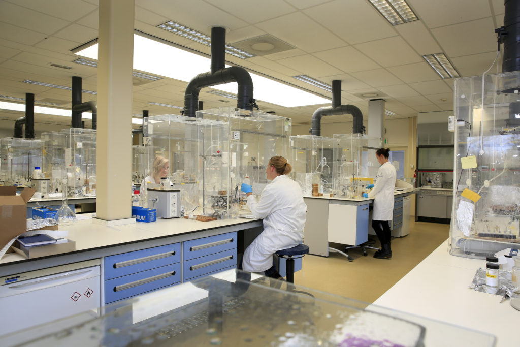 Foto van personen in een laboratorium