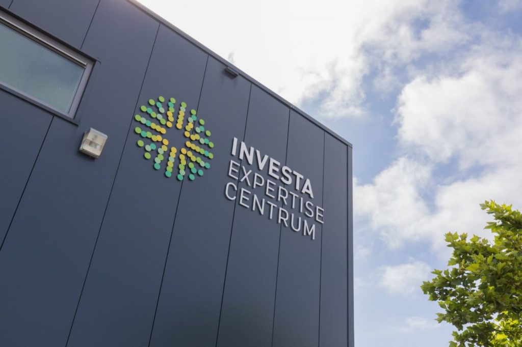 Foto van logo op gebouw van Investa Expertise Centrum