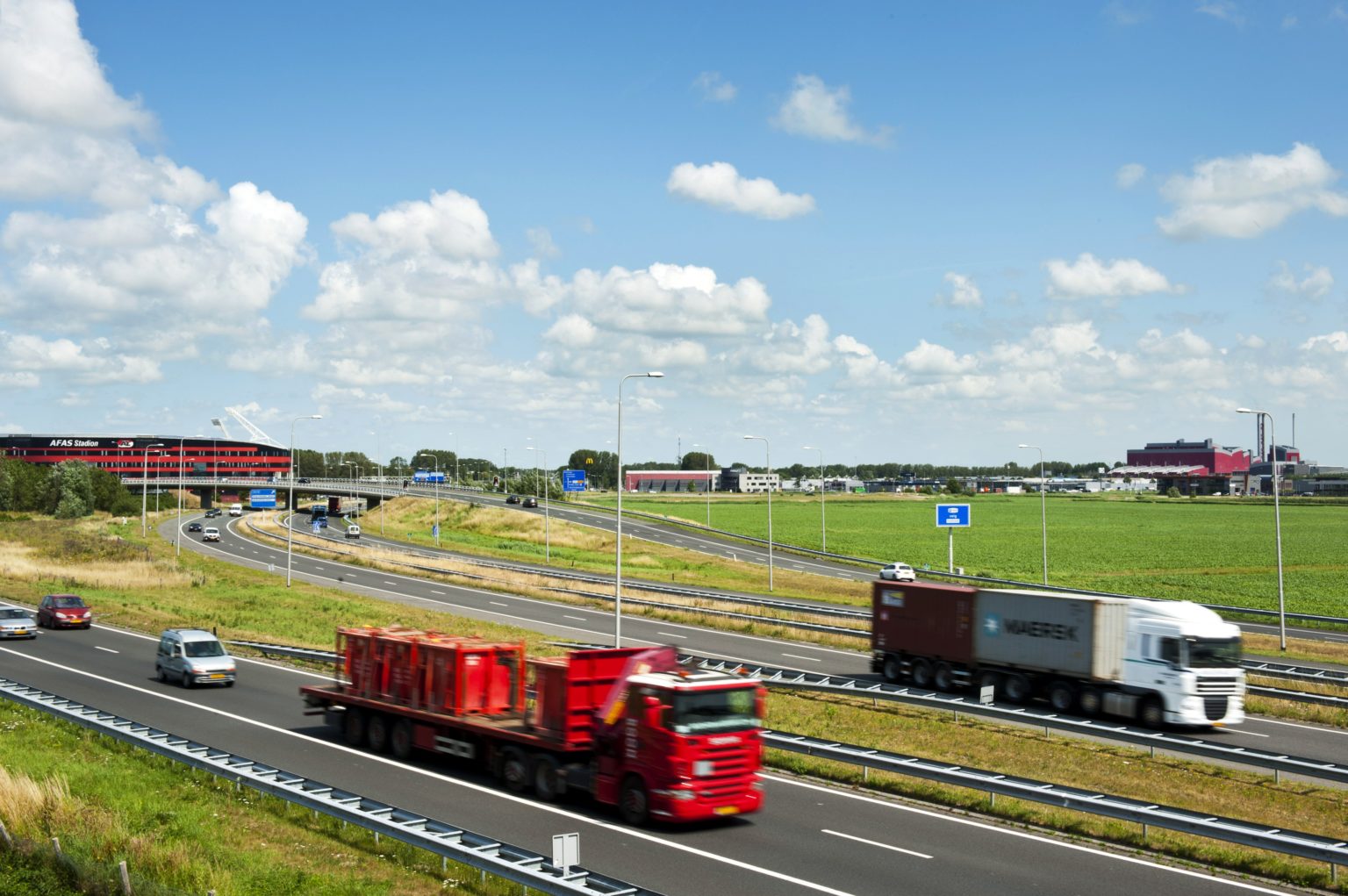 Foto van weg met auto's en vrachtwagens - Alkmaar