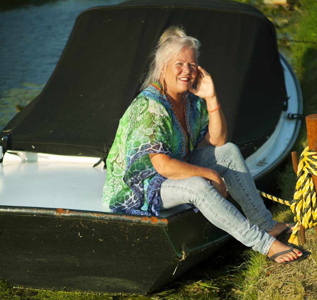 Foto van een vrouw die zit op een boot - Schagerbrug