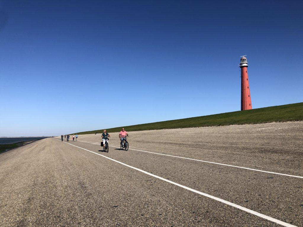 Fietsen over de dijk bij Huisduinen, Den Helder